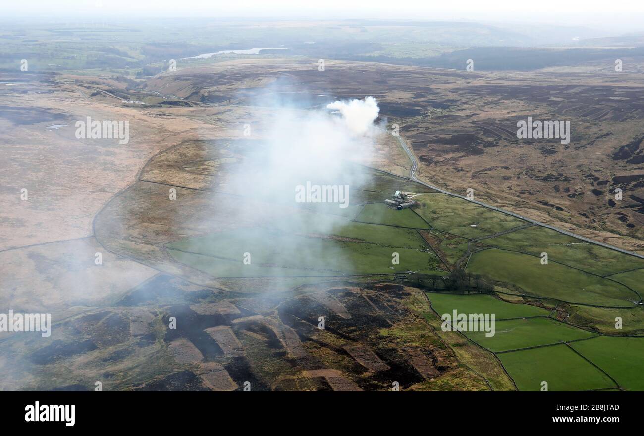 Vue aérienne de la fumée créée par la combustion de bruyères sur les Pennines, dans le Yorkshire Banque D'Images