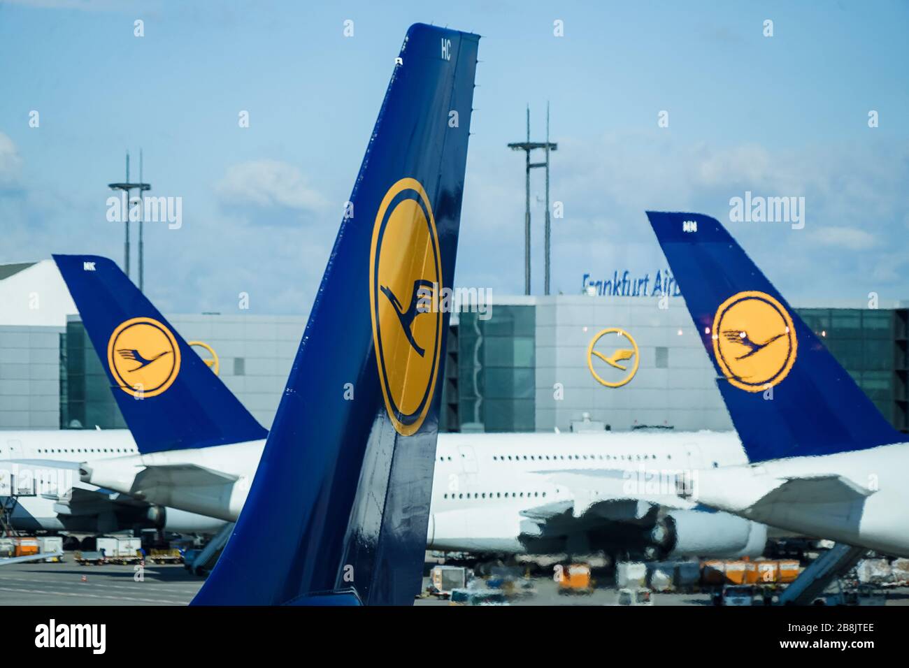 Les avions de passagers de Lufthansa forment un triangle avec leurs gouvernails de tailleurs à l'aéroport de FRA Banque D'Images