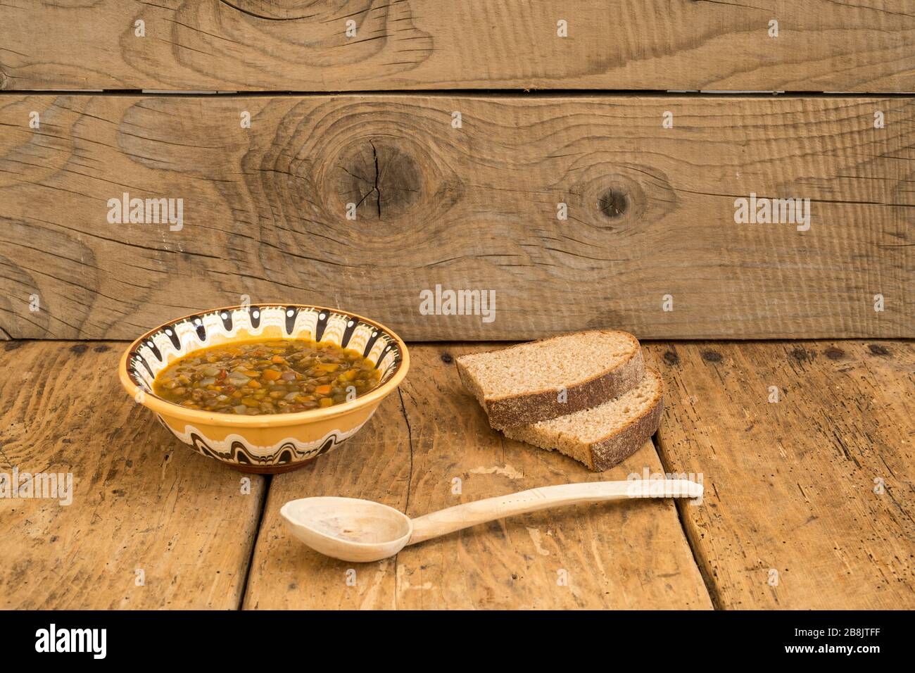 soupe de lentilles sur table rustique vintage - espace de copie Banque D'Images