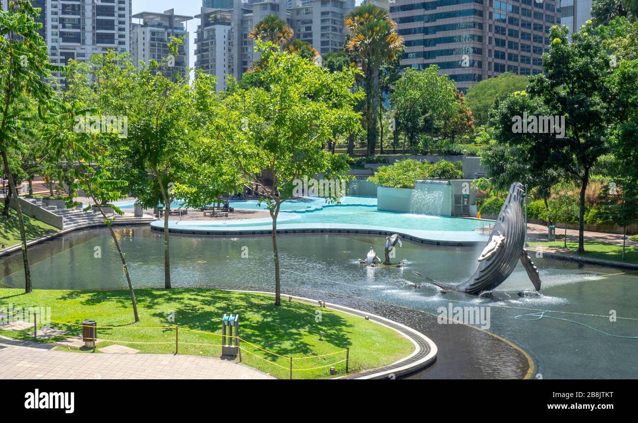 Fontaine de sculpture de baleine dans le lac Symphony dans le parc KLCC Kuala Lumpur en Malaisie. Banque D'Images