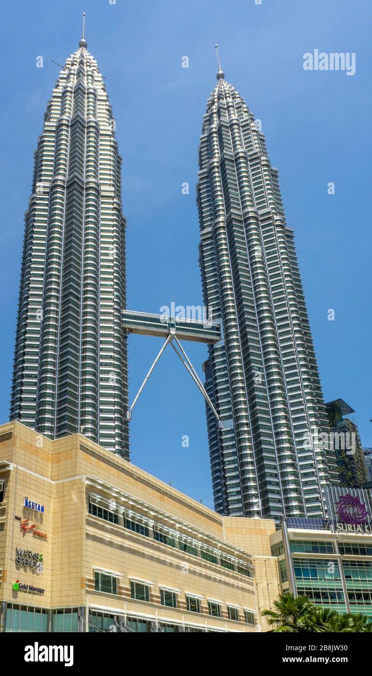 Centre commercial Sure KLCC au pied des tours jumelles Petronas Kuala Lumpur en Malaisie. Banque D'Images