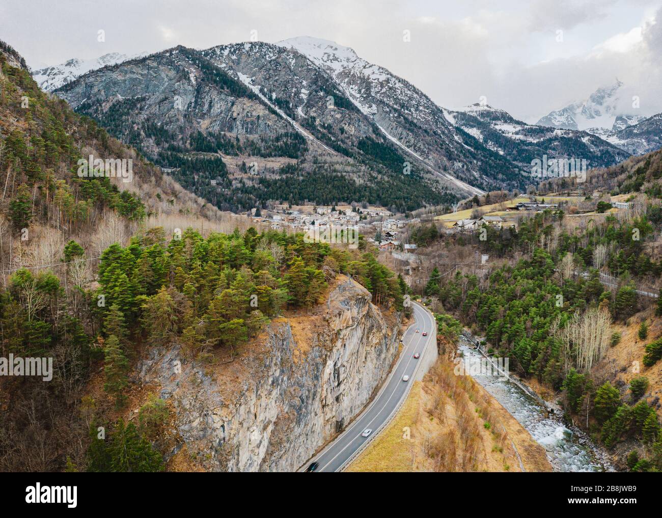 Le village Palleusieux sous une grande montagne, dans le bassin pré-Saint-Didier, vallée d'Aoste au moment de l'épidémie de virus de la couronne, dans le nord de l'Italie Banque D'Images