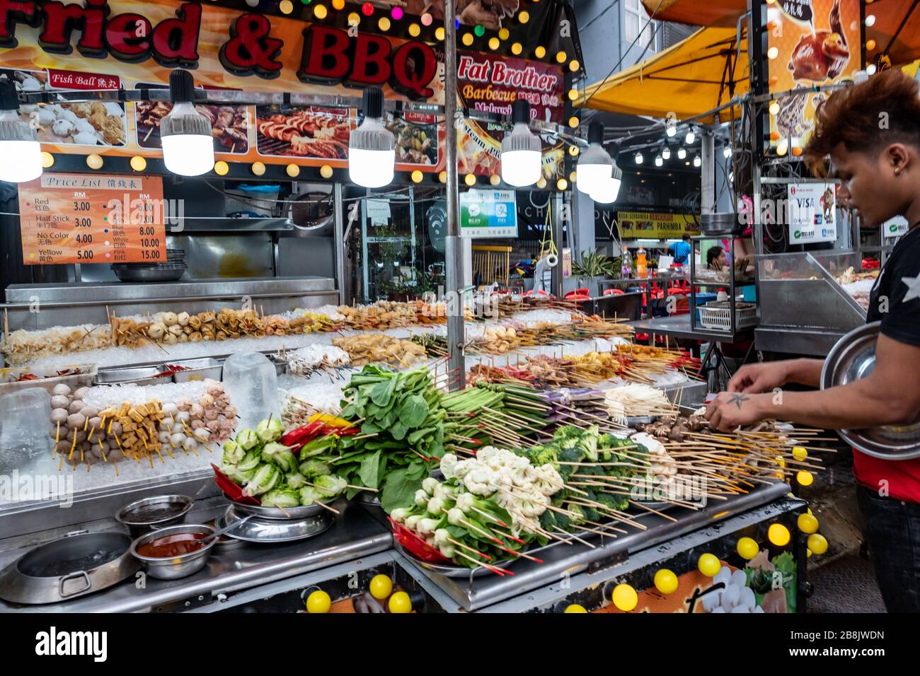 KUALA LUMPUR, MALAISIE: MARS 2020: Étals alimentaires de Jalan Alor à Buket Bintang, une rue dynamique et historique célèbre pour son mélange de Mala chinoise Banque D'Images