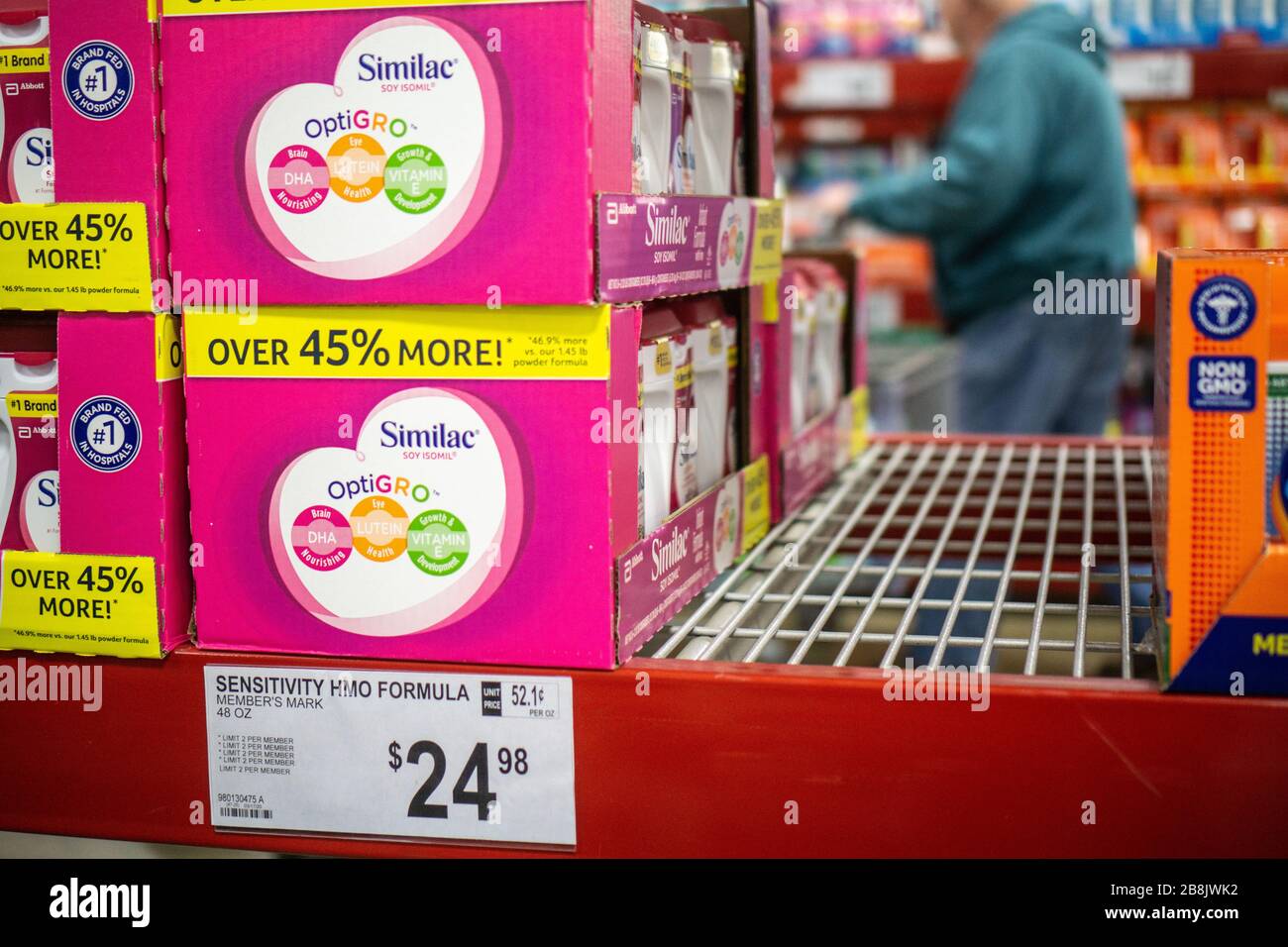 Berks County, Pennsylvanie, États-Unis-21 mars 2020: Formule pour bébé en vente dans un grand magasin d'entrepôt avec des étagères vides en attente de plus de fournitures. Banque D'Images