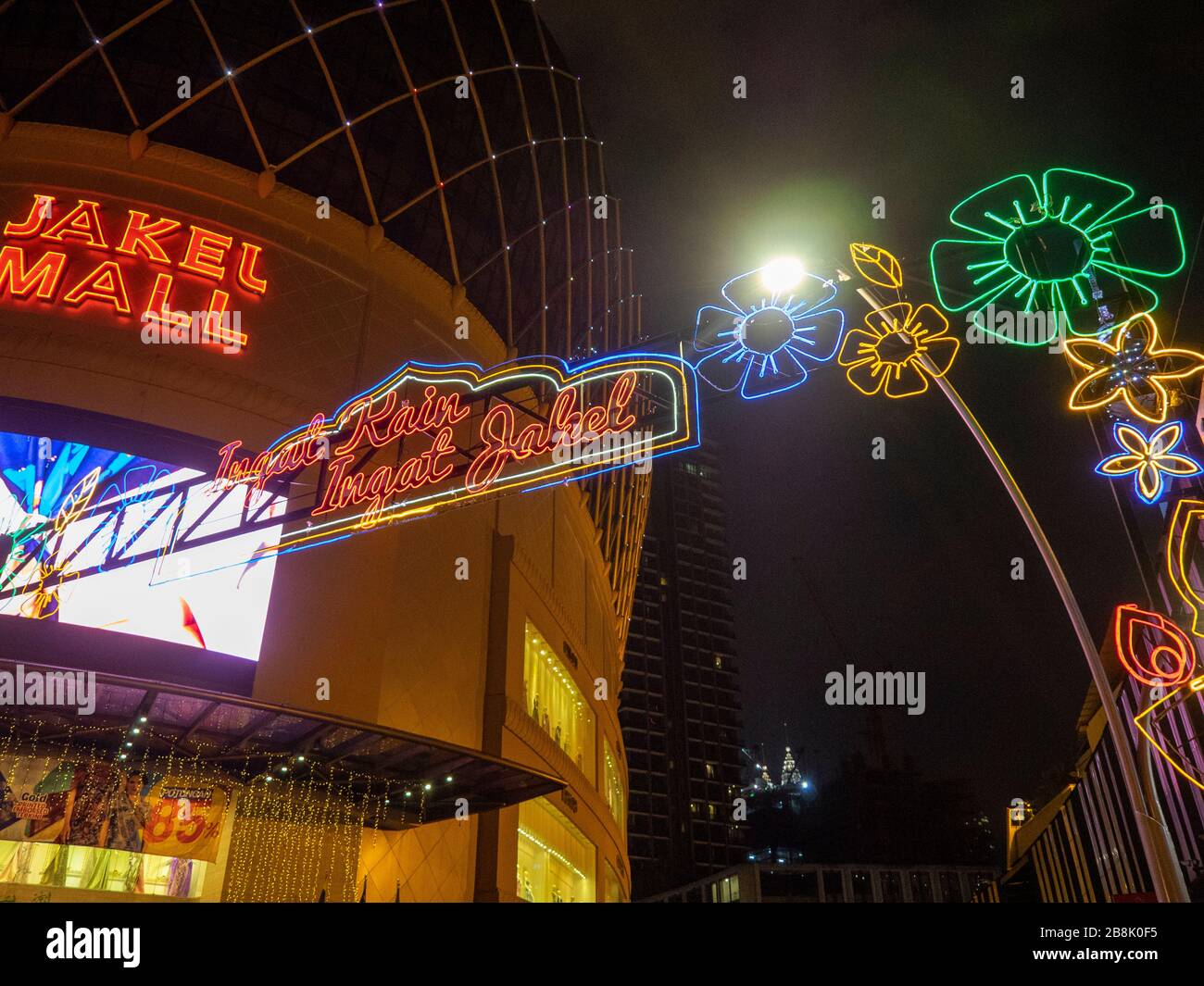 Des panneaux au néon s'allument à l'extérieur du centre commercial Jakel Mall la nuit dans le centre de Kuala Lumpur en Malaisie. Banque D'Images