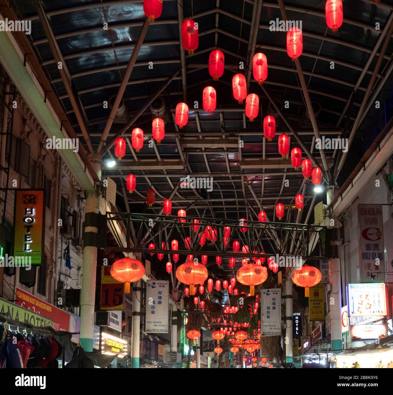 Lanternes chinoises rouges au marché de Petaling Street à la nuit Kuala Lumpur en Malaisie. Banque D'Images