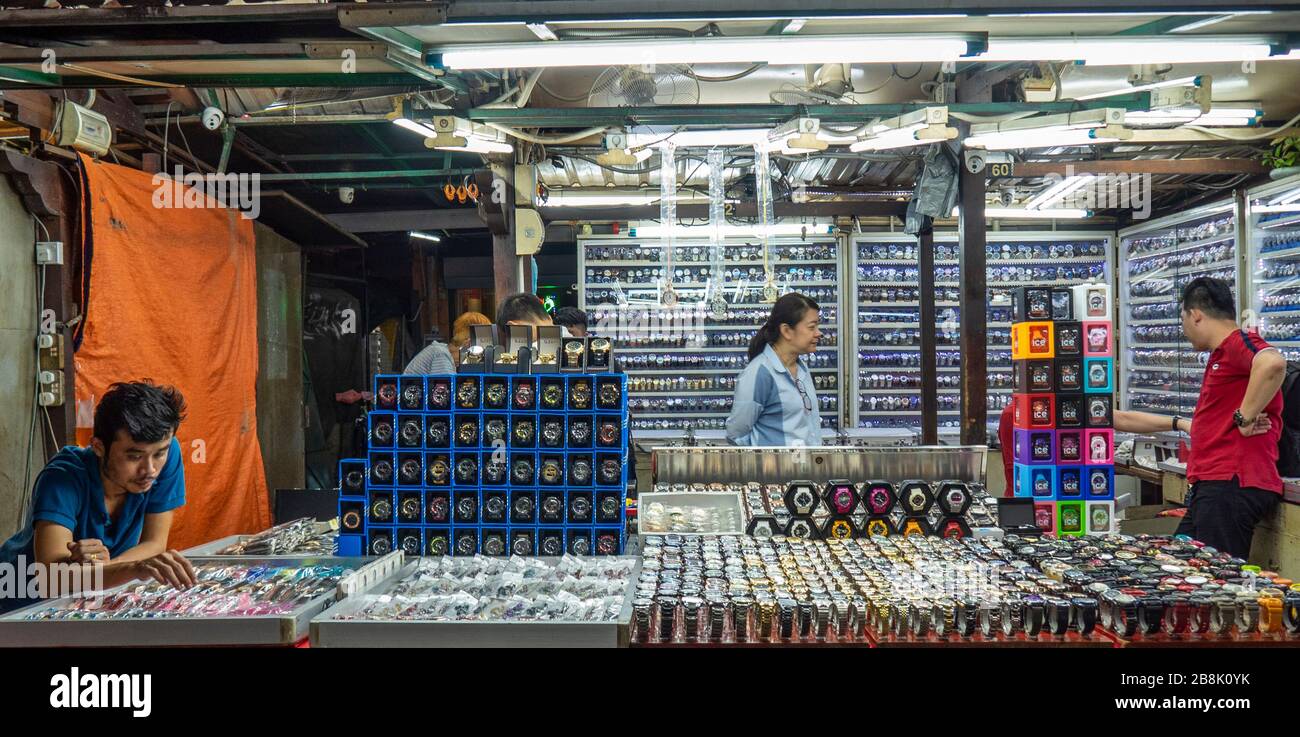 Boutique de lunettes de soleil et de montres au marché de Petaling Street à la nuit Kuala Lumpur en Malaisie. Banque D'Images