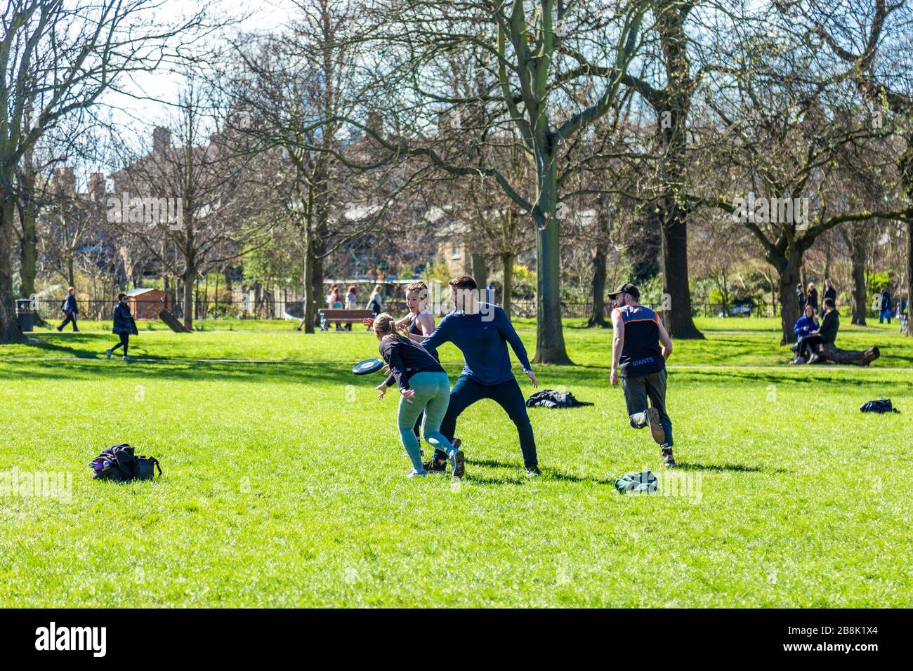 22 mars 2020 - Londres, Royaume-Uni - pandémie mondiale de coronavirus, de grands groupes de personnes visitant le parc Victoria malgré le gouvernement exhortant les gens à rester à la maison et à pratiquer la distanciation sociale pour empêcher la propagation du coronavirus Covid-19, des personnes jouant des frisbee dans le parc Banque D'Images