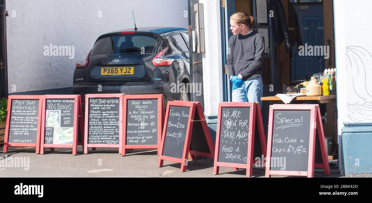 Lyme Regis, Dorset, Royaume-Uni. 22 mars 2020. Restrictions corvid-19: Les entreprises qui dépendent de l'industrie touristique s'adaptent aux restrictions imposées aux restaurants et cafés à la suite de l'épidémie de Corvid-19. Le populaire Pilot Boat Inn offre un service à emporter d'articles de menu et de vente de boîtes de légumes et d'autres produits. Crédit: Celia McMahon/Alay Live News Banque D'Images