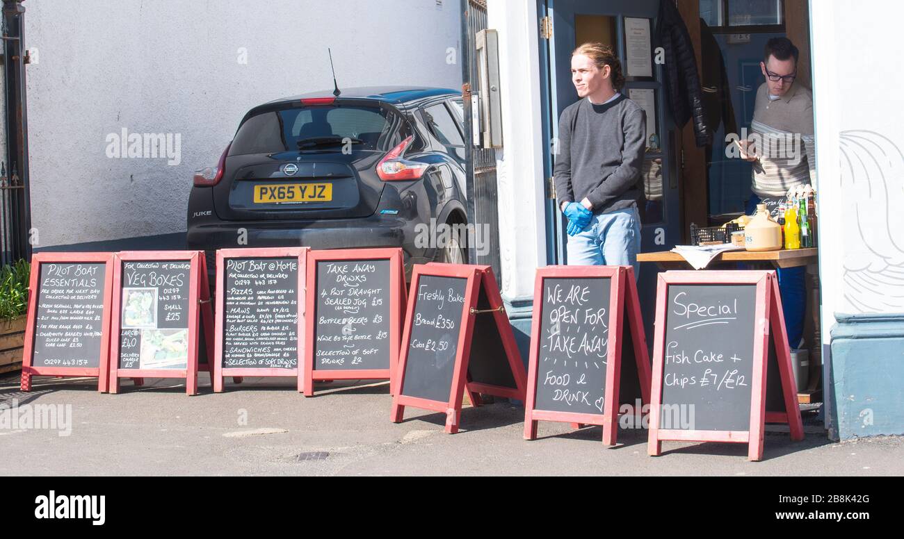 Lyme Regis, Dorset, Royaume-Uni. 22 mars 2020. Restrictions corvid-19: Les entreprises qui dépendent de l'industrie touristique s'adaptent aux restrictions imposées aux restaurants et cafés à la suite de l'épidémie de Corvid-19. Le populaire Pilot Boat Inn offre un service à emporter d'articles de menu et de vente de boîtes de légumes et d'autres produits. Crédit: Celia McMahon/Alay Live News Banque D'Images