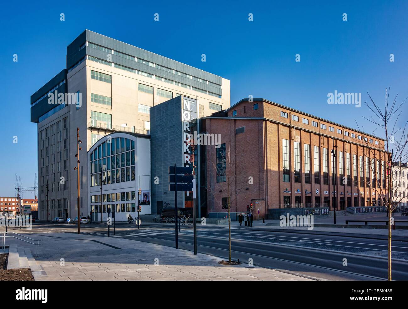 Ancienne centrale de Nordkraft convertie par le Limfjorden à Kjellerups Torv Aalborg Danemark et maintenant centre culturel vu de Sondergade Banque D'Images