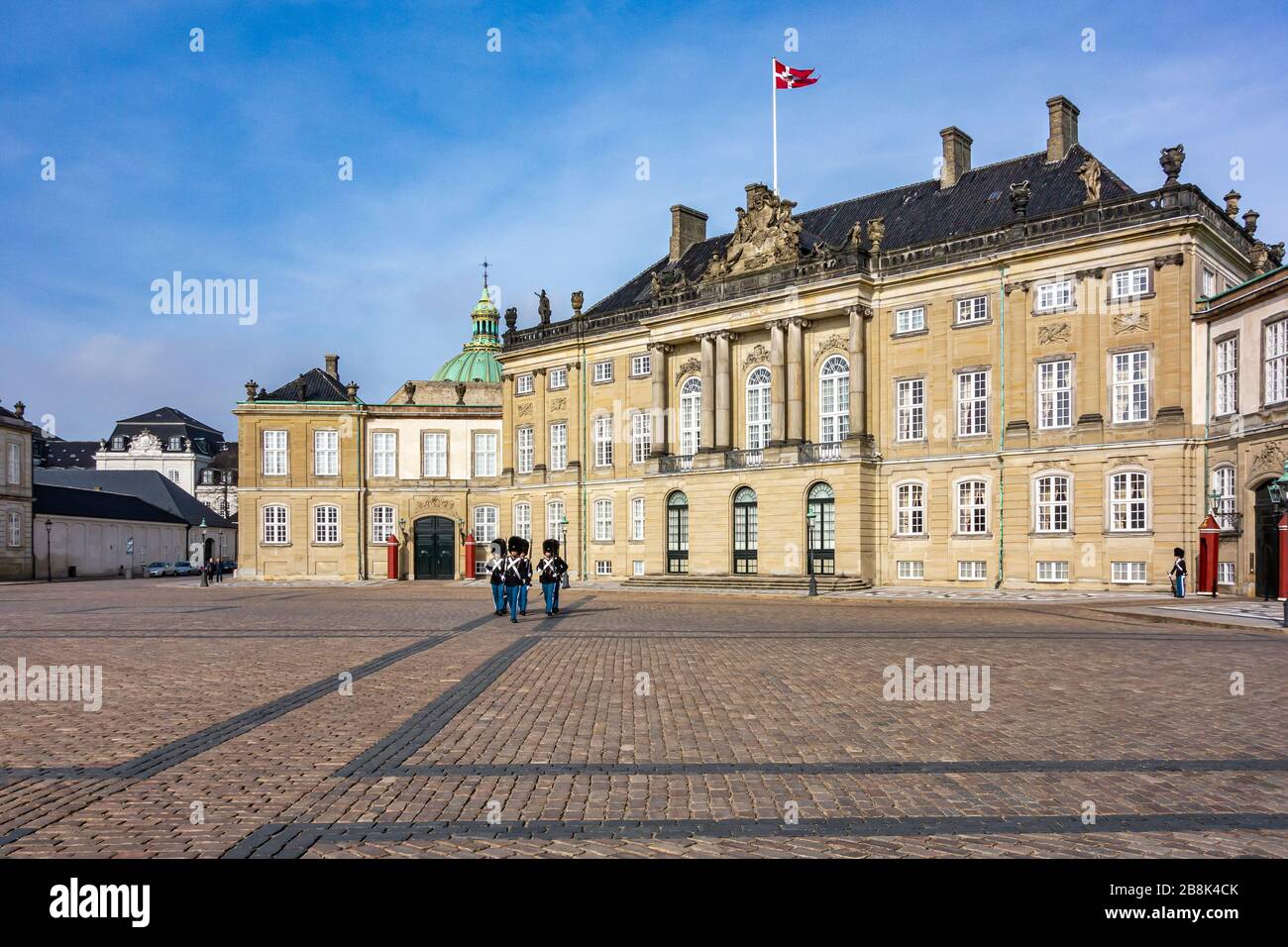 Changement de la garde à Amalienborg Slot (Château d'Amalienborg) Copenhague Danemark. Banque D'Images