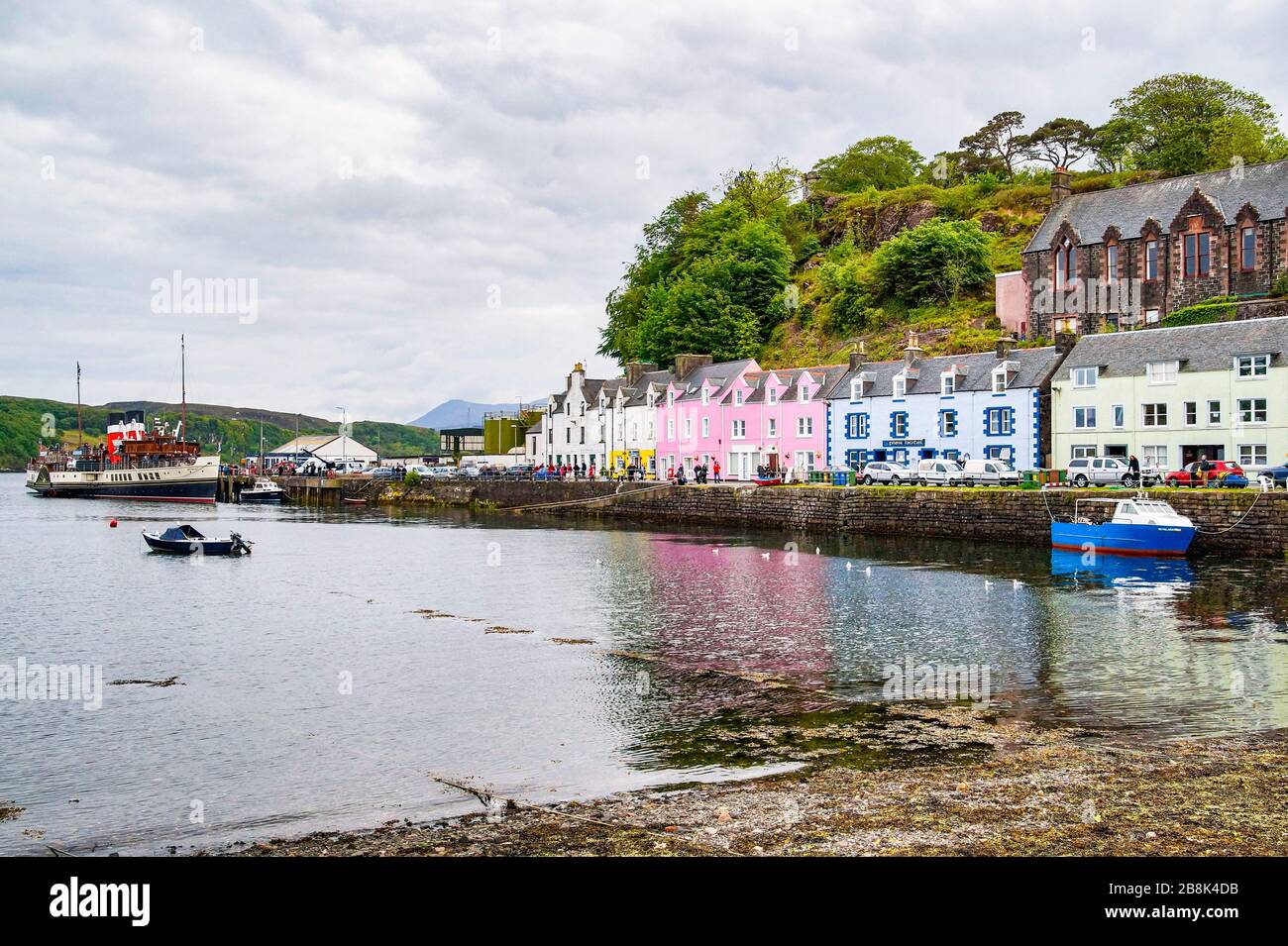 Waverley vapeur à aubes faisant escale dans le port de Portree sur l'île de Skye dans les Hébrides intérieures de l'Écosse Banque D'Images