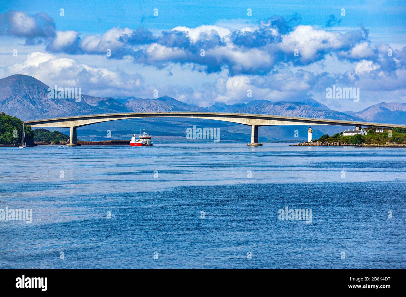 Bateau passant sous le pont de chemin Skye reliant l'île de Skye à Kyleakin avec le Mainland écossais à Kyle de Lochalsh Highland Ecosse Banque D'Images