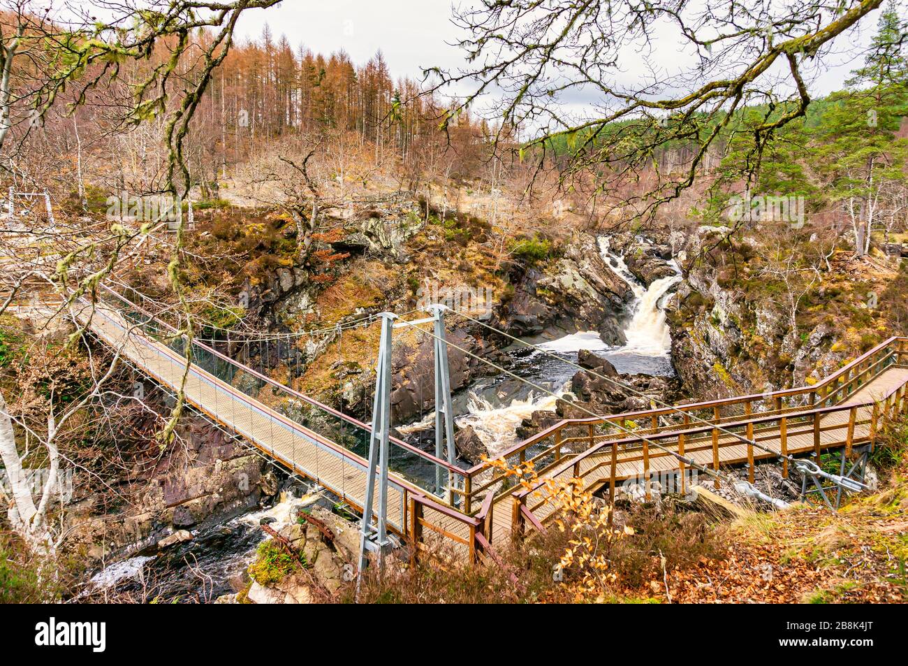 Chutes de Rogie sur la rivière Black Water avec pont suspendu situé entre Garve et Contin au large de l'A835 à l'ouest d'Inverness dans le nord de l'Écosse Banque D'Images
