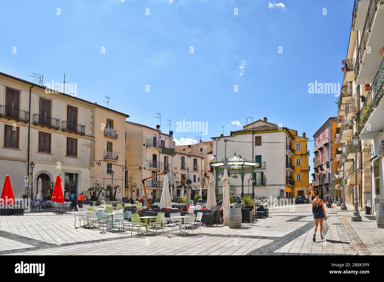 Une place parmi les maisons caractéristiques du centre historique de l'Isernia, Italie Banque D'Images