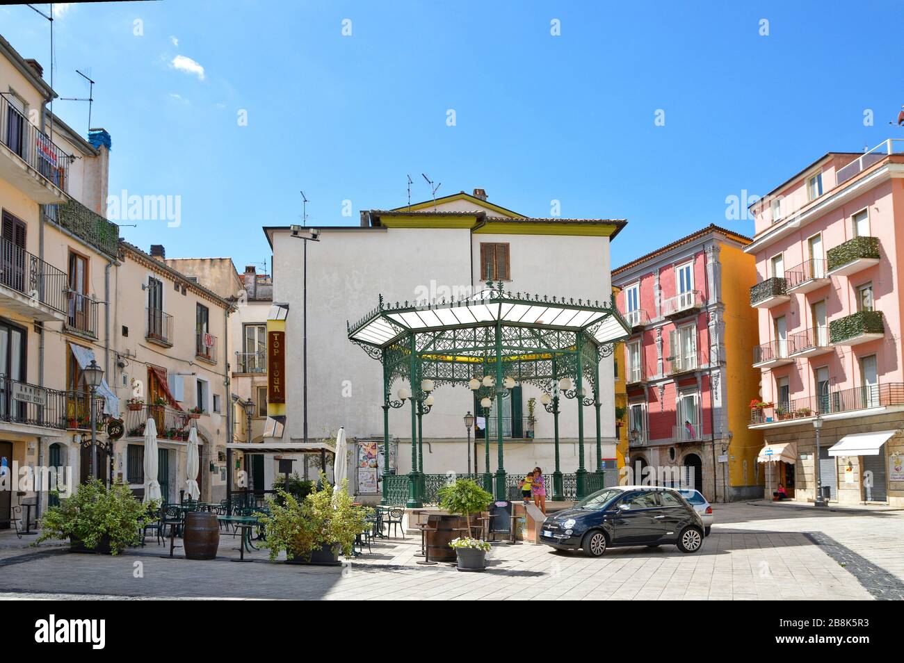 Une place parmi les maisons caractéristiques du centre historique de l'Isernia, Italie Banque D'Images