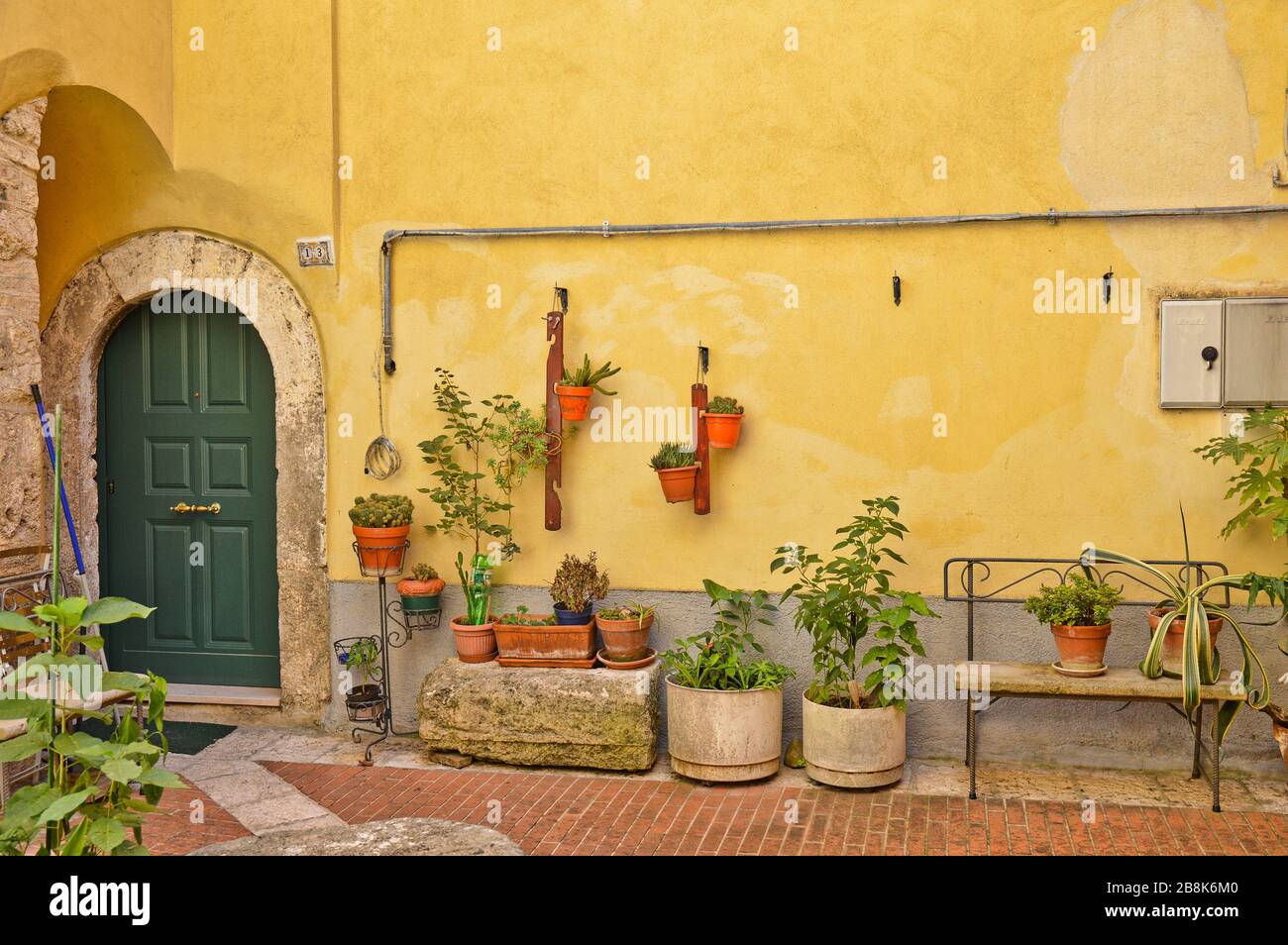La porte d'entrée d'une maison dans le centre historique de Isernia, Italie Banque D'Images