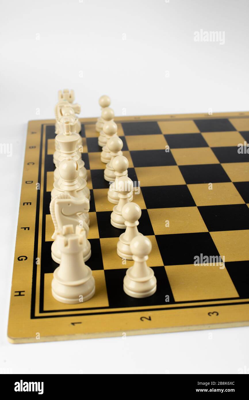 Des figures d'échecs blanches sur le chessboard. Vue de dessus Banque D'Images