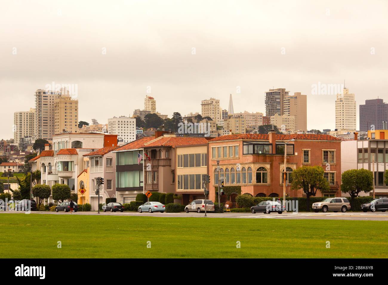 San Francisco, Californie, États-Unis - Marina Boulevard et les gratte-ciel des collines à l'arrière. Banque D'Images