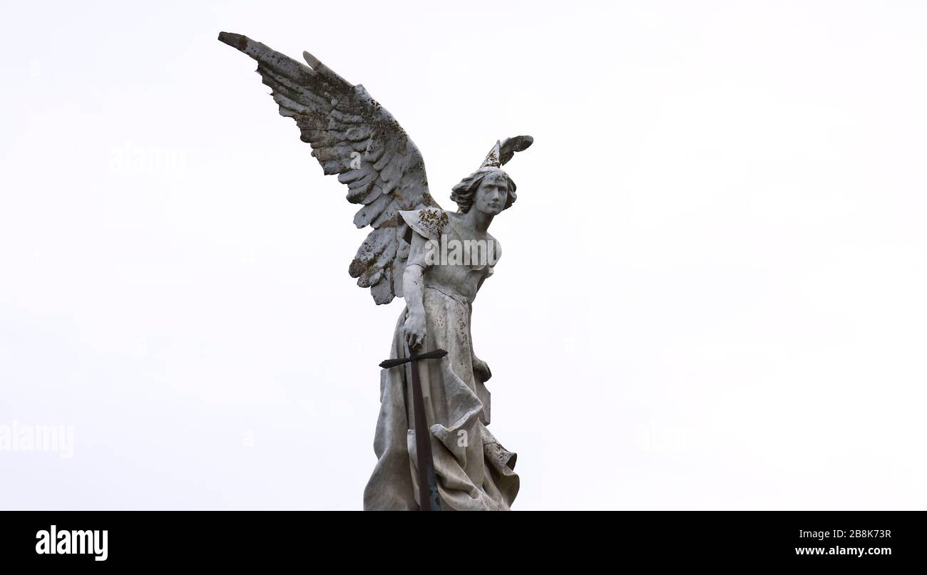 Comillas, Espagne: L'Àngel Exterminador par le sculpteur catalan Josep Llimona au cimetière. Le cimetière a été restauré en 1893 Banque D'Images
