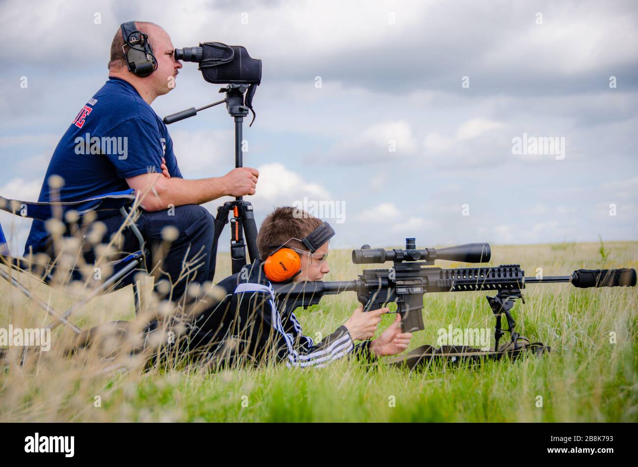 Jeune garçon utilisant fusil snipers avec lance une formation d'armes et tir en direct sur la plage de cibles ouvertes culture américaine d'armes à feu. Fort Collins États-Unis Banque D'Images