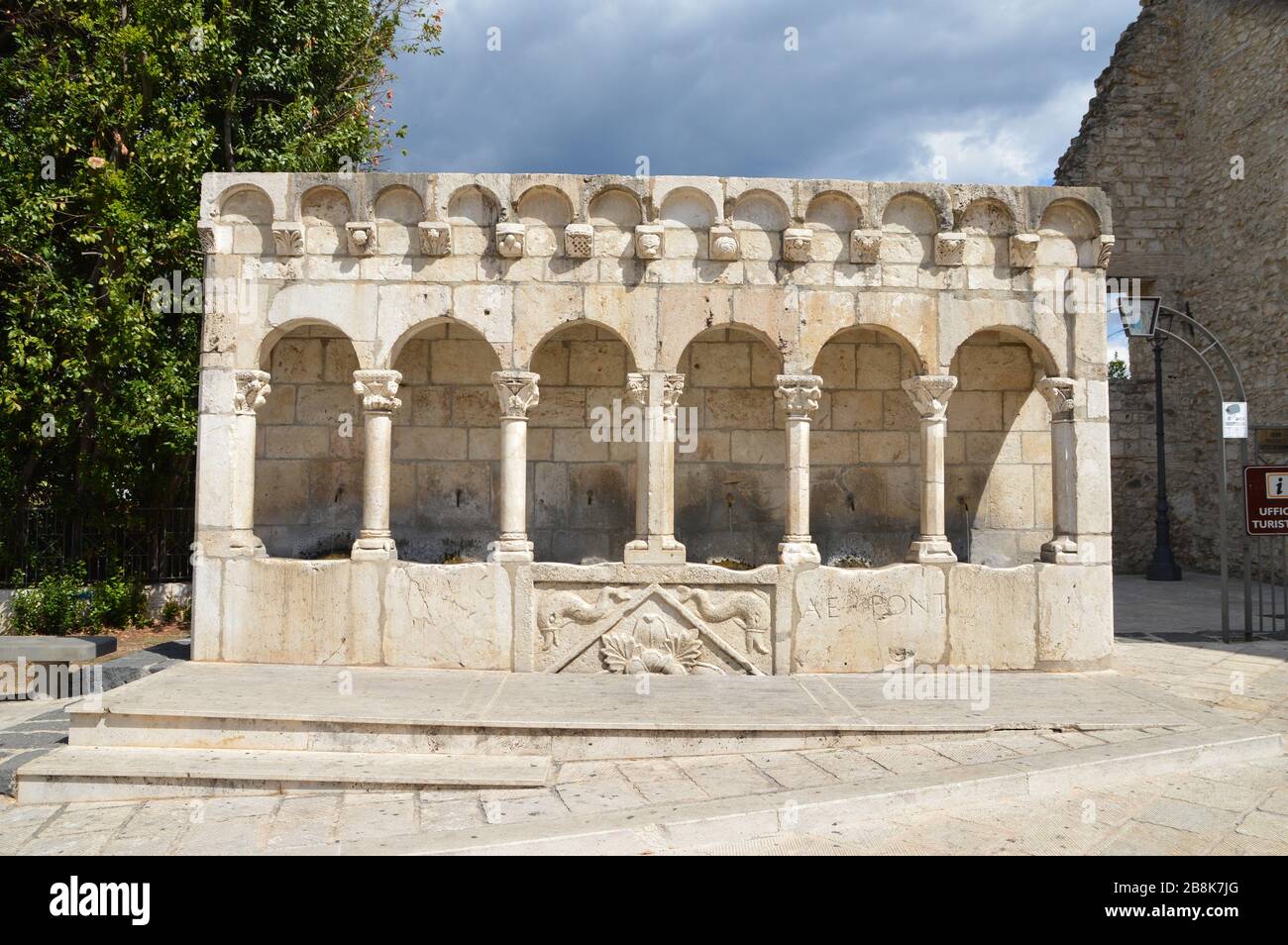 Ancienne fontaine romaine dans le centre historique de Isernia, Italie Banque D'Images