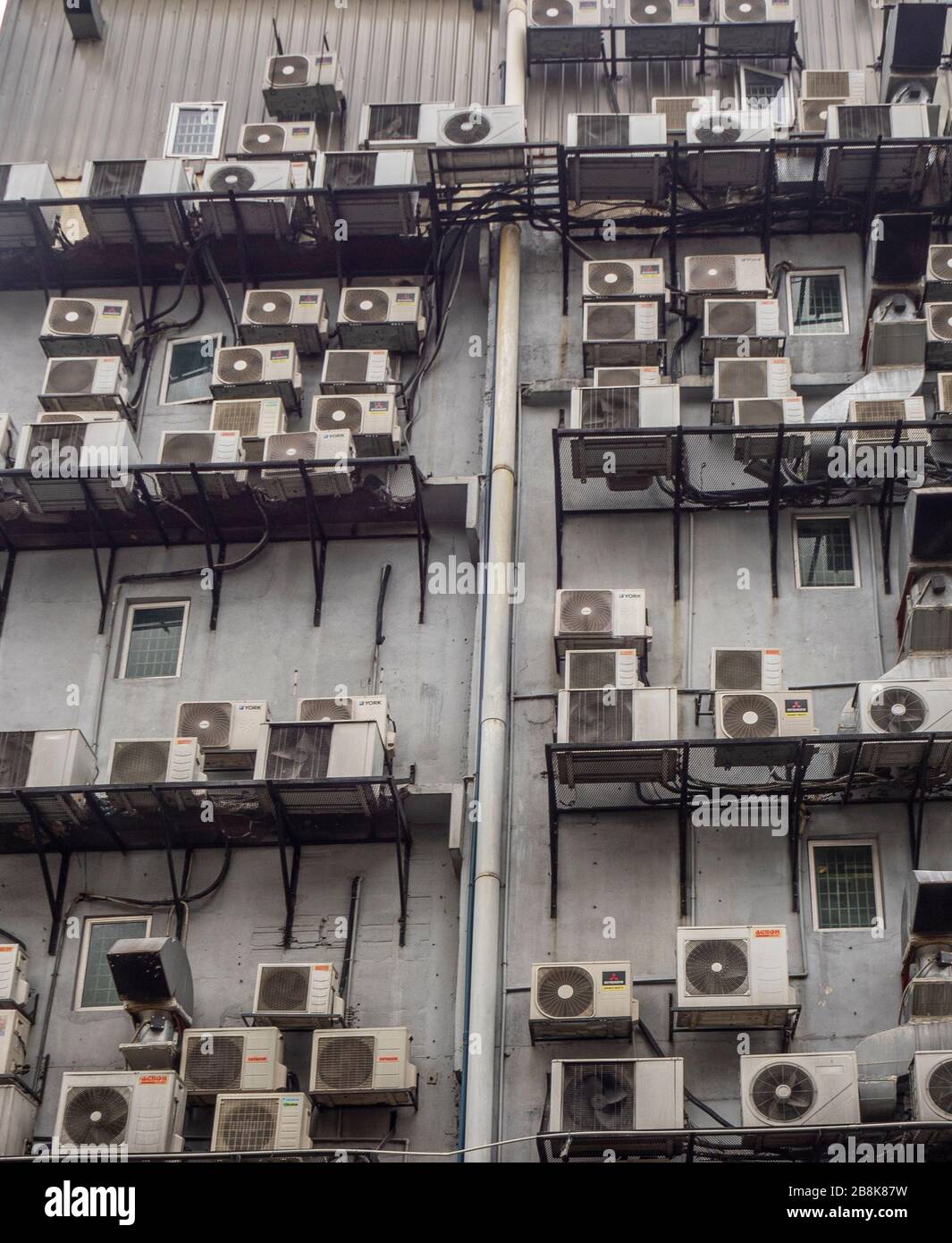 Unités de condenseur de climatiseurs à système séparé sur le mur extérieur du bâtiment à Kuala Lumpur en Malaisie. Banque D'Images