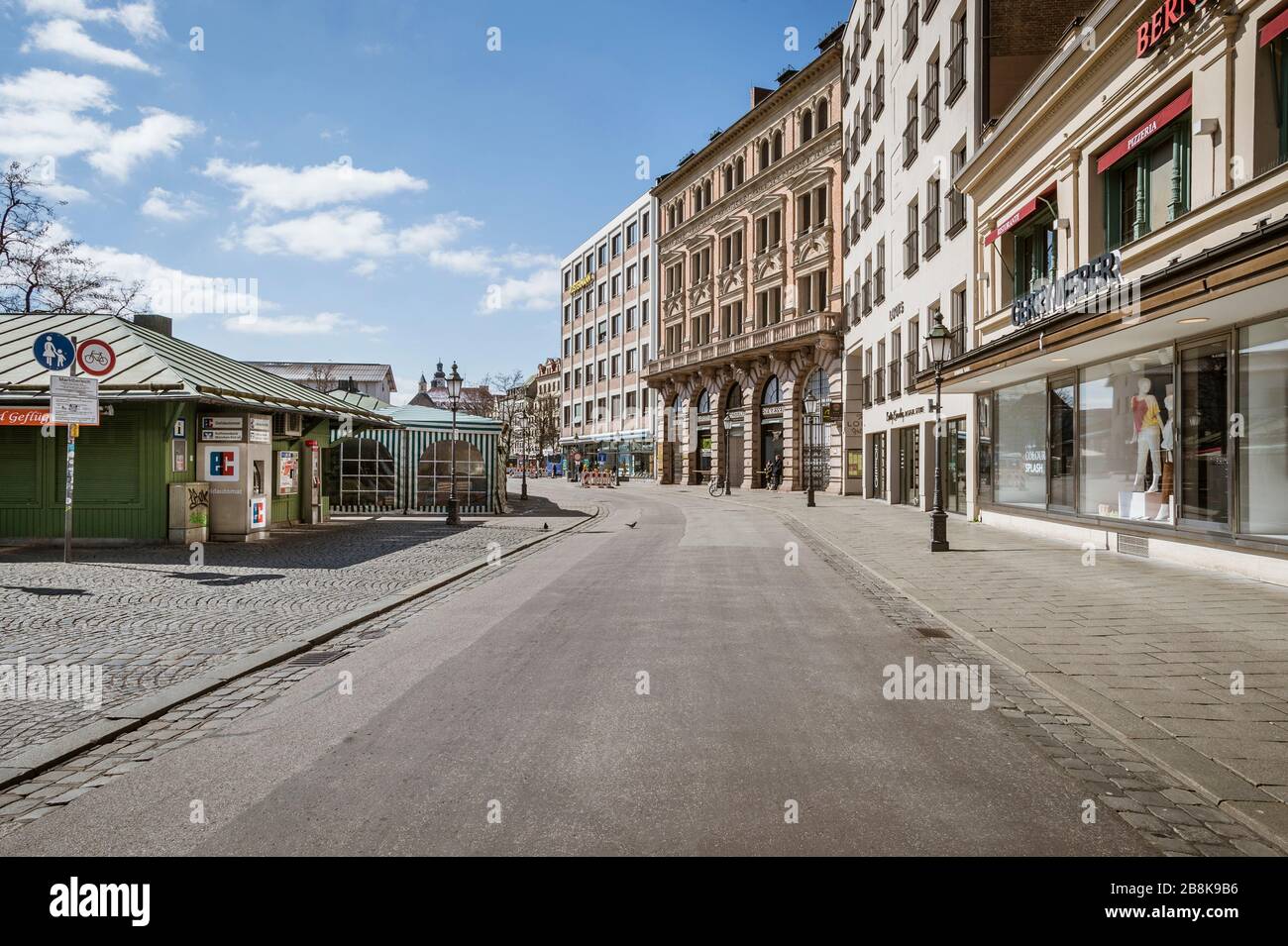 Bavière-Munich-Allemagne, 22. März 2020: Des rues vides au Viktualienmarkt de Munich en raison de l'arrêt dû au virus corona Banque D'Images