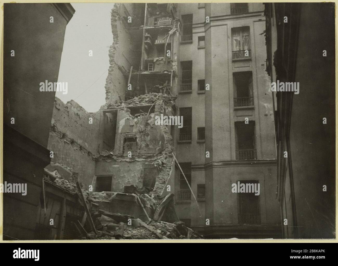 Dégâts causés par les bombes d'un Zeppelin. La 86 rue Ménilmontant. Dégâts causés par les bombes d'un Zeppelin dans la rue no 86 de Ménilmontant, 20ème arrondissement, Paris, dans la nuit du 29 janvier 1916 d'Anonyme. Dégats par les bombarbes d'un zéppelin. Le 86 de la rue de Ménilmontant. Dégâts par les bombarbes d'un zéppelin au n° 86 de la rue de Ménilmontant, 20ème arrondissement, Paris, dans la nuit du 29 janvier 1916. Rage au gélatino-bromure d'argent. 29 janvier 1916-29 janvier 1916. Paris, musée Carnavalet. Banque D'Images