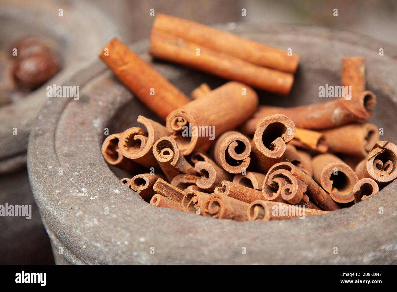 Affichage de bâtons de cannelle séchés dans une casserole en pierre grise à Penang, en Malaisie Banque D'Images