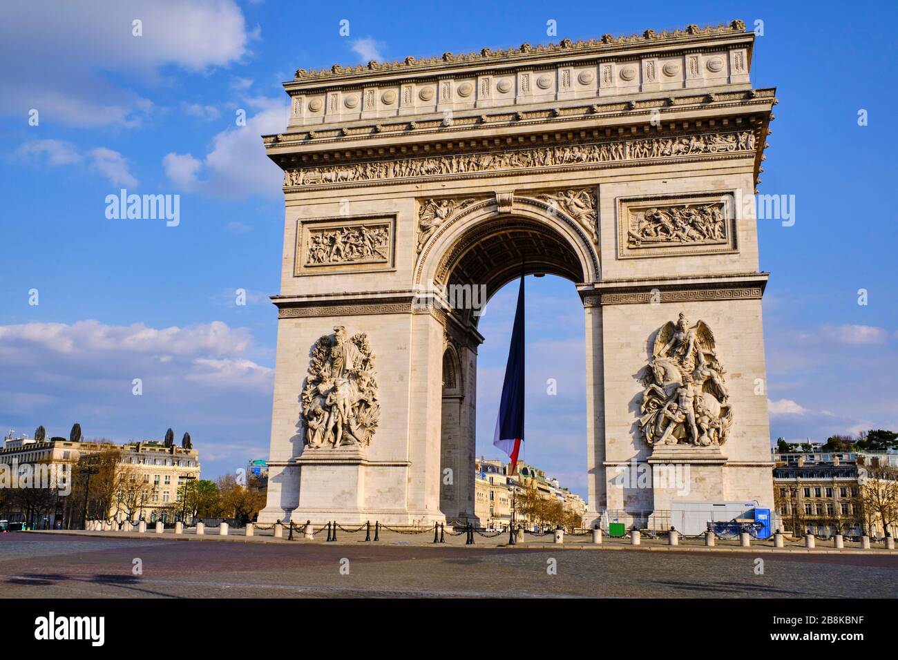 France, Paris, l'Arc de Triomphe et la place Charles de Gaulle-Etoile pendant le confinement de Covid 19 Banque D'Images