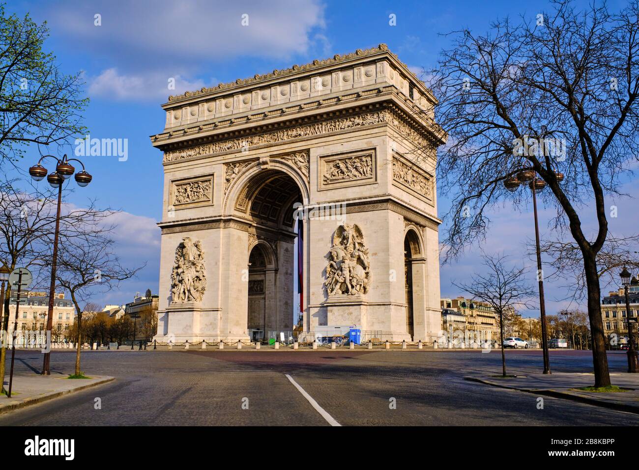 France, Paris, l'Arc de Triomphe et la place Charles de Gaulle-Etoile pendant le confinement de Covid 19 Banque D'Images