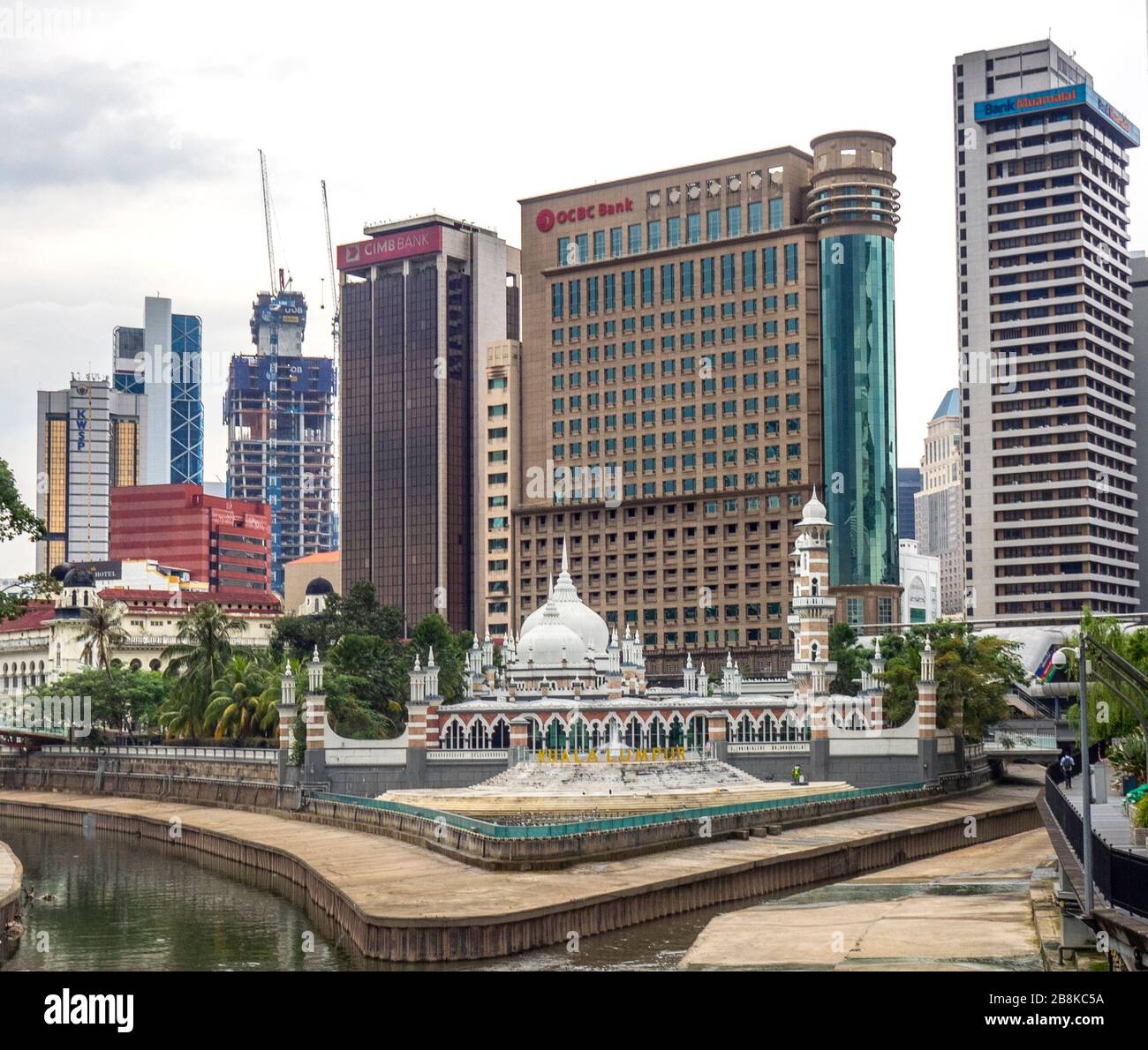 Banque CIMB Banque OCBC et Banque Muamalat Mosquée Jamek au confluent des rivières Sungai Gombak et Sungai Klang promenade de la rivière de la vie Kuala Lumpur Malaisie. Banque D'Images