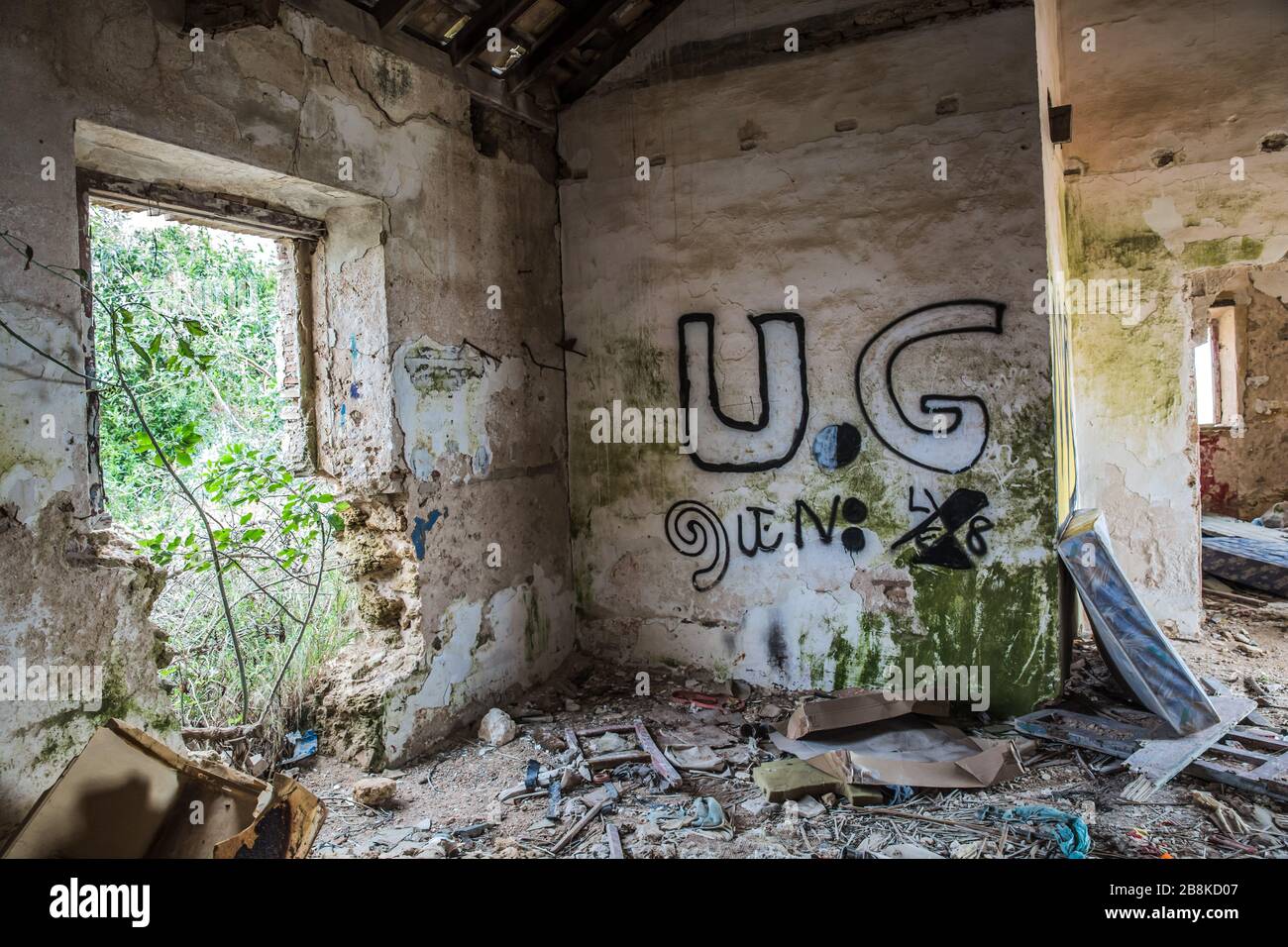 Salon intérieur des ruines d'une maison de briques vides abandonnée dans le sud de l'Espagne Banque D'Images
