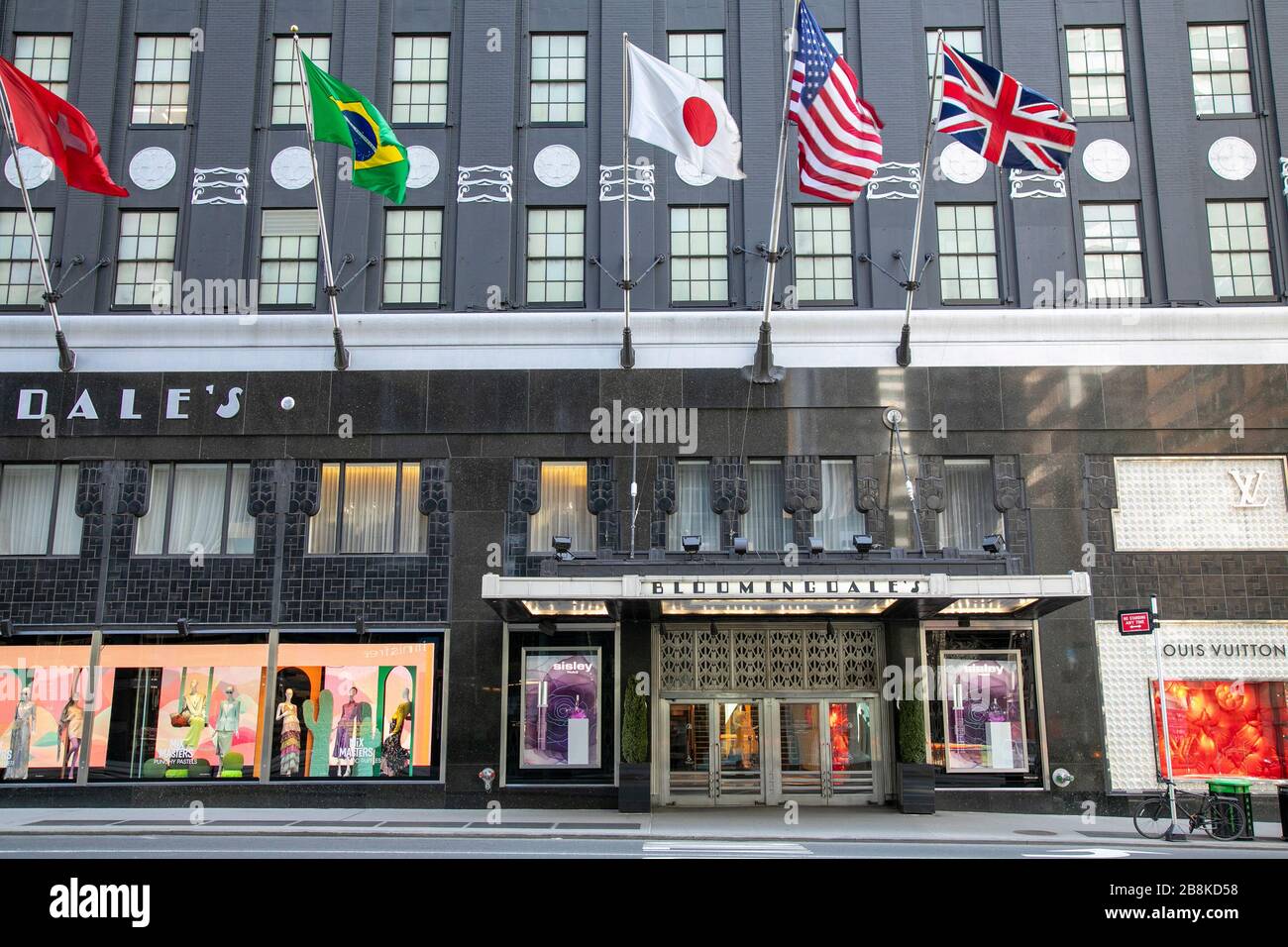 Le magasin phare de Bloomingdale à Manhattan a fermé ses portes en raison de COVID-19. Banque D'Images