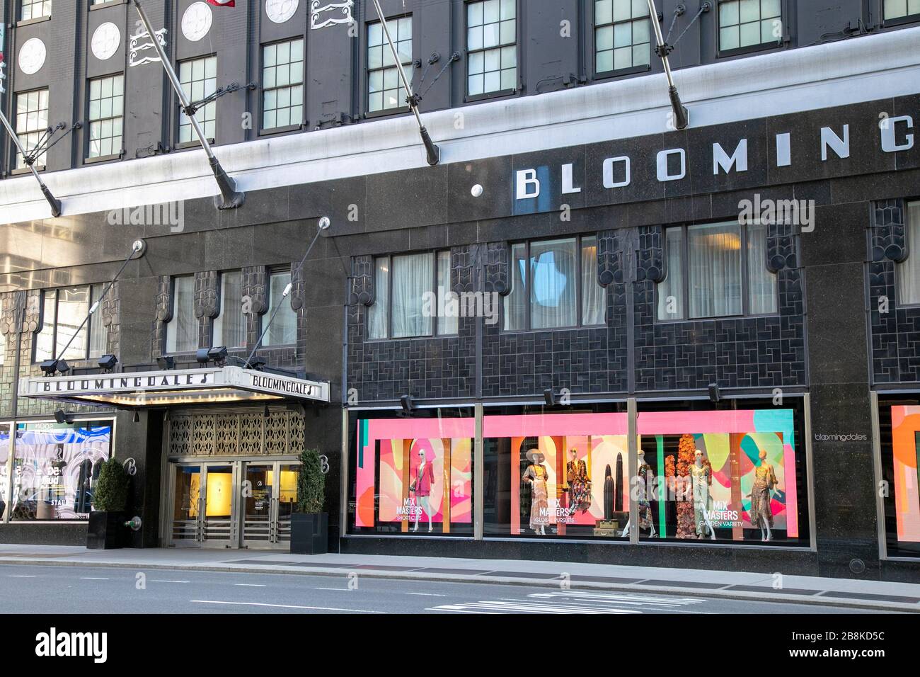 Le magasin phare de Bloomingdale à Manhattan a fermé ses portes en raison de COVID-19. Banque D'Images