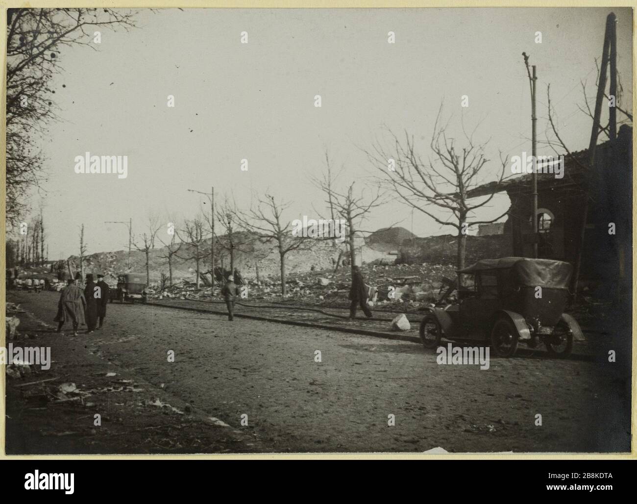 Tous les dommages près d'un drapeau. Dommages sur la route de Pierrefitte par l'explosion du fort Double Crown transformé en dépôt de munitions, Saint-Denis (93), 4 mars 1916 Anonyme. Ensemble des dégats près d'un pavillon. Dégâts causés sur la route de Pierrefitte par l'explosion du fort de Double-couronne transformé en dépôt de munitions, Saint-Denis (93), les 04 mars 1916. Rage au gélatino-bromure d'argent. 04 mars 1916-04 mars 1916. Paris, musée Carnavalet. Banque D'Images