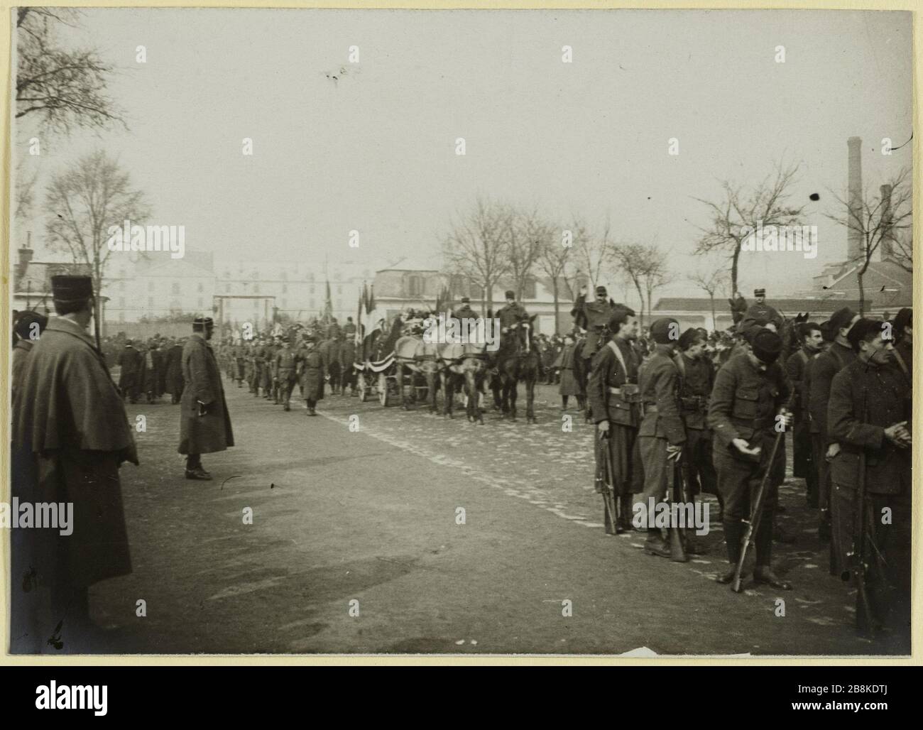 Funérailles des victimes de l'explosion de St Denis: La procession à la porte des casernes. Funérailles des victimes de l'explosion du pic de la Double couronne transformée en décharge de munitions, Saint-Denis (93), 8 mars 1916 Aonyme. Obsèques des temps de l'explosion de St Denis : le cortège à la porte de la caserne. Obsèques des victoires de l'explosion du fort de la Double-couronne transformé en dépôt de munitions, Saint-Denis (93), le 08 mars 1916. Rage au gélatino-bromure d'argent. 08 mars 1916-08 mars 1916. Paris, musée Carnavalet. Banque D'Images