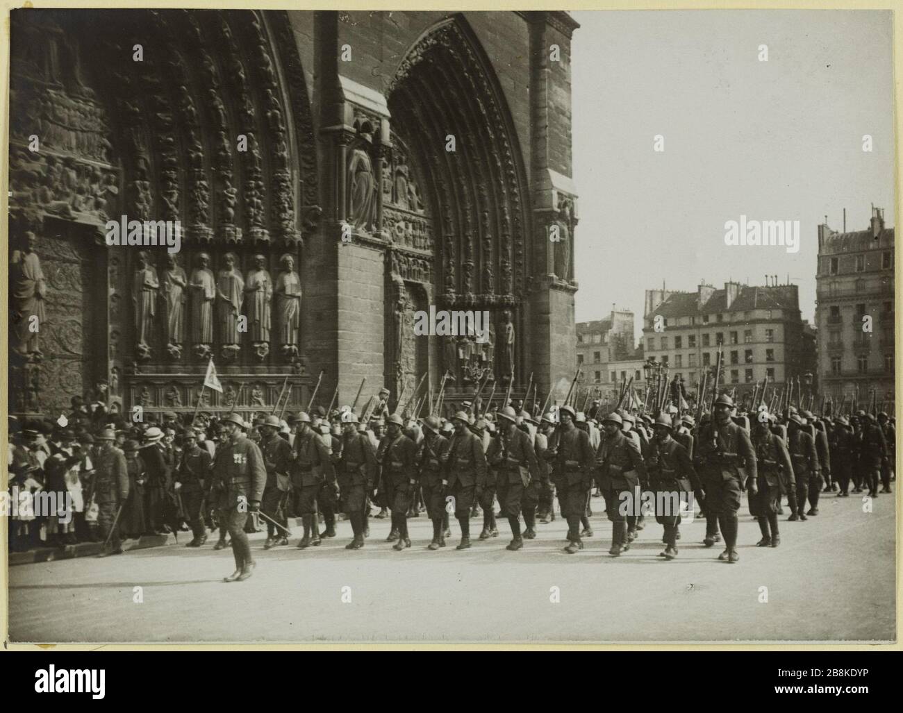 Funérailles du G [ener] al Galliéni : les troupes devant notre Dame. Des soldats marchent devant la cathédrale notre-Dame aux funérailles d'État du général Joseph Gallieni, 4ème arrondissement, Paris, 1er juin 1916 Aonyme. Funérailles du général Galliéni : les troupes devant notre-Dame. Soldats défilant devant la cathédrale notre-Dame lors des félérailles nationales du général Joseph Galliéni, 4ème arrondissement, Paris, le 1er juin 1916. Rage au gélatino-bromure d'argent. 01 juin 1916-01 juin 1916. Paris, musée Carnavalet. Banque D'Images