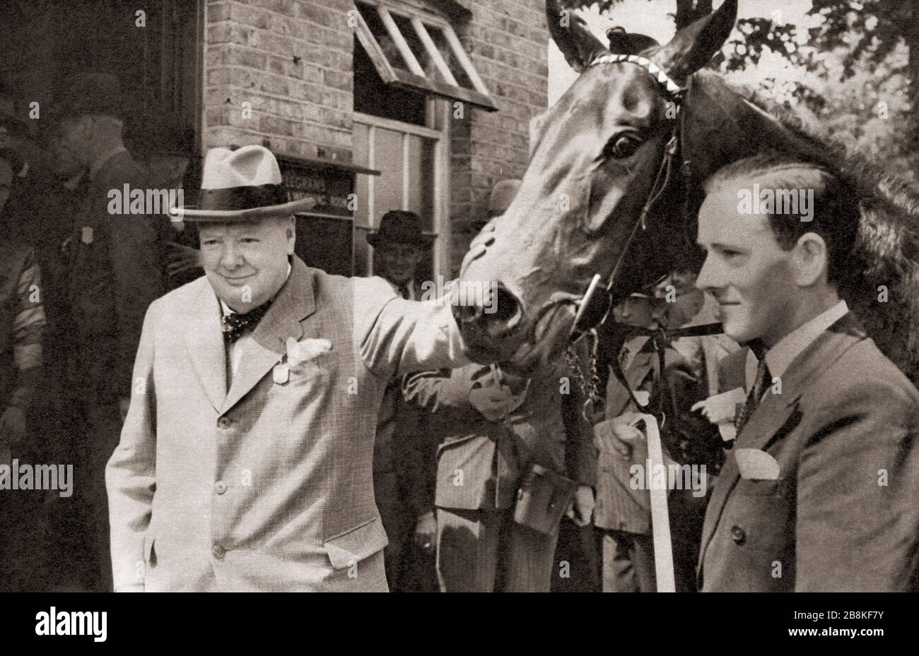 Winston Churchill, vu ici avec son cheval de course Canyon Kid à Windsor en 1950. Sir Winston Leonard Spencer-Churchill, 1874 – 1965. Homme politique britannique, officier de l'armée, écrivain et deux fois premier ministre du Royaume-Uni. Banque D'Images