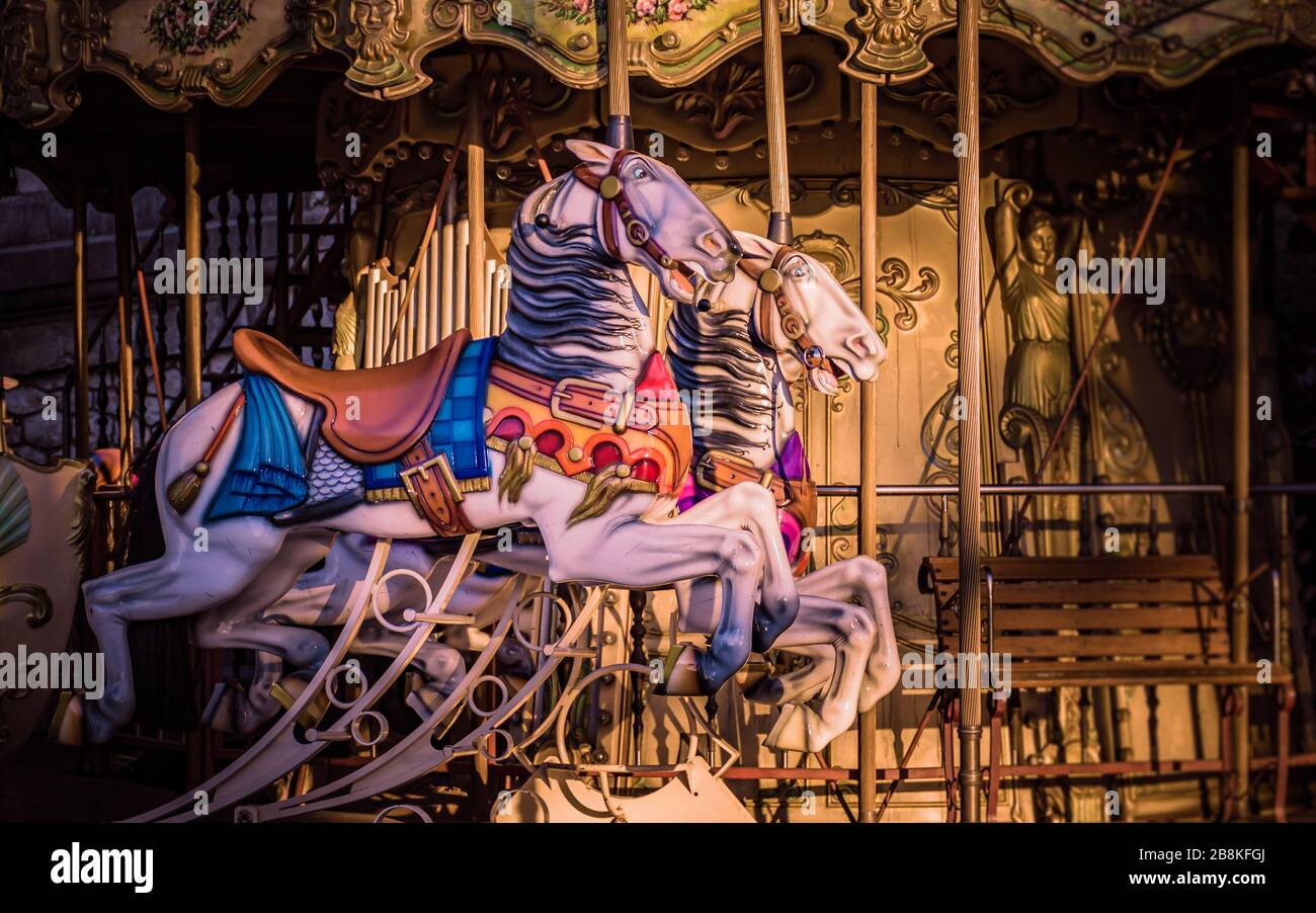Des chevaux vibrants lors d'une promenade traditionnelle en carrousel à Montmartre, Paris, France. Pris sur une chaude, Golden automne matin en septembre Banque D'Images