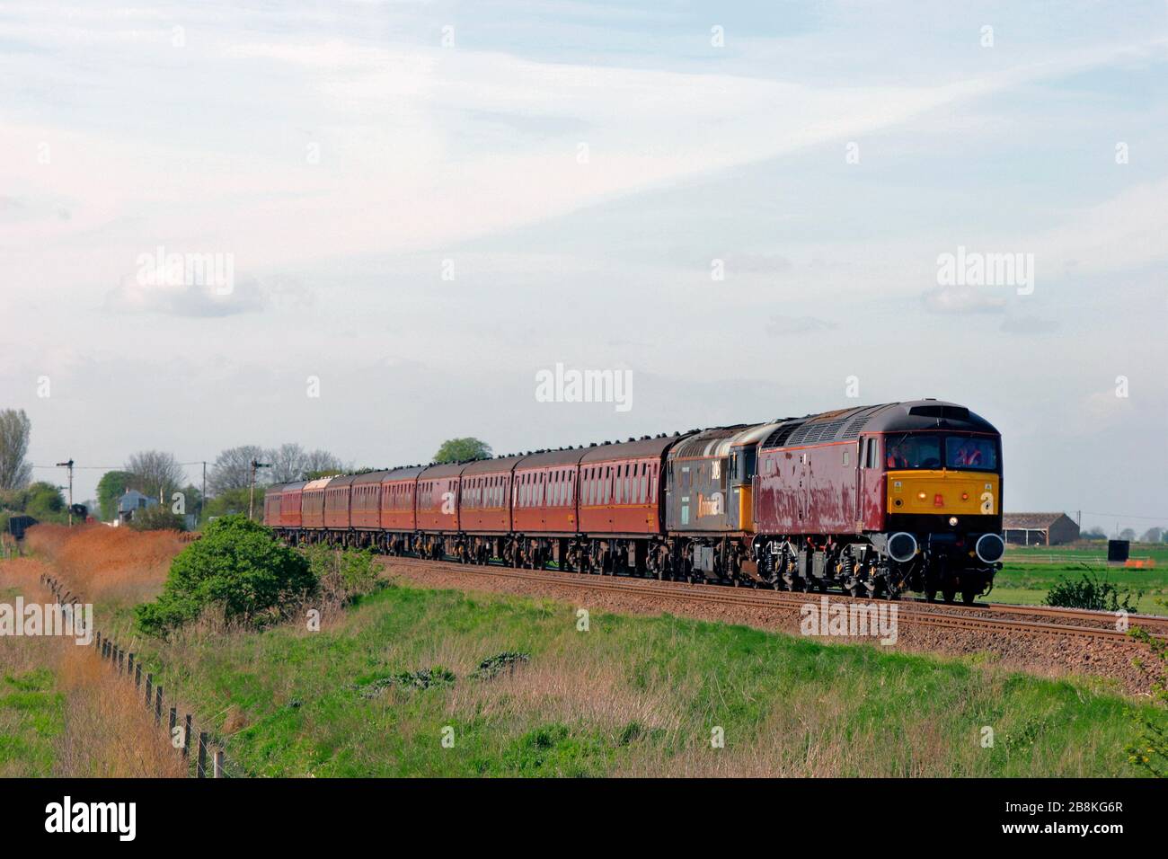 Une locomotive de classe 47 numéro 47245et une locomotive de classe 33 33025 qui travaillent un train de chemins de fer de la côte ouest marque un stock de coaching vide près de Manea. Banque D'Images