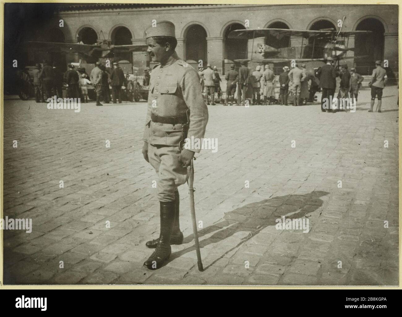 La mission serbe Désactiver : serbe. Mission serbe dans la cour des Invalides, 7ème arrondissement, Paris, entre 1914 et 1918. La mission Serbe aux Invalides : Serbe. Mission serbe dans la cour des Invalides, 7ème arrondissement, Paris, entre 1914 et 1918. Rage au gélatino-bromure d'argent. 1914-1918. Paris, musée Carnavalet. Banque D'Images