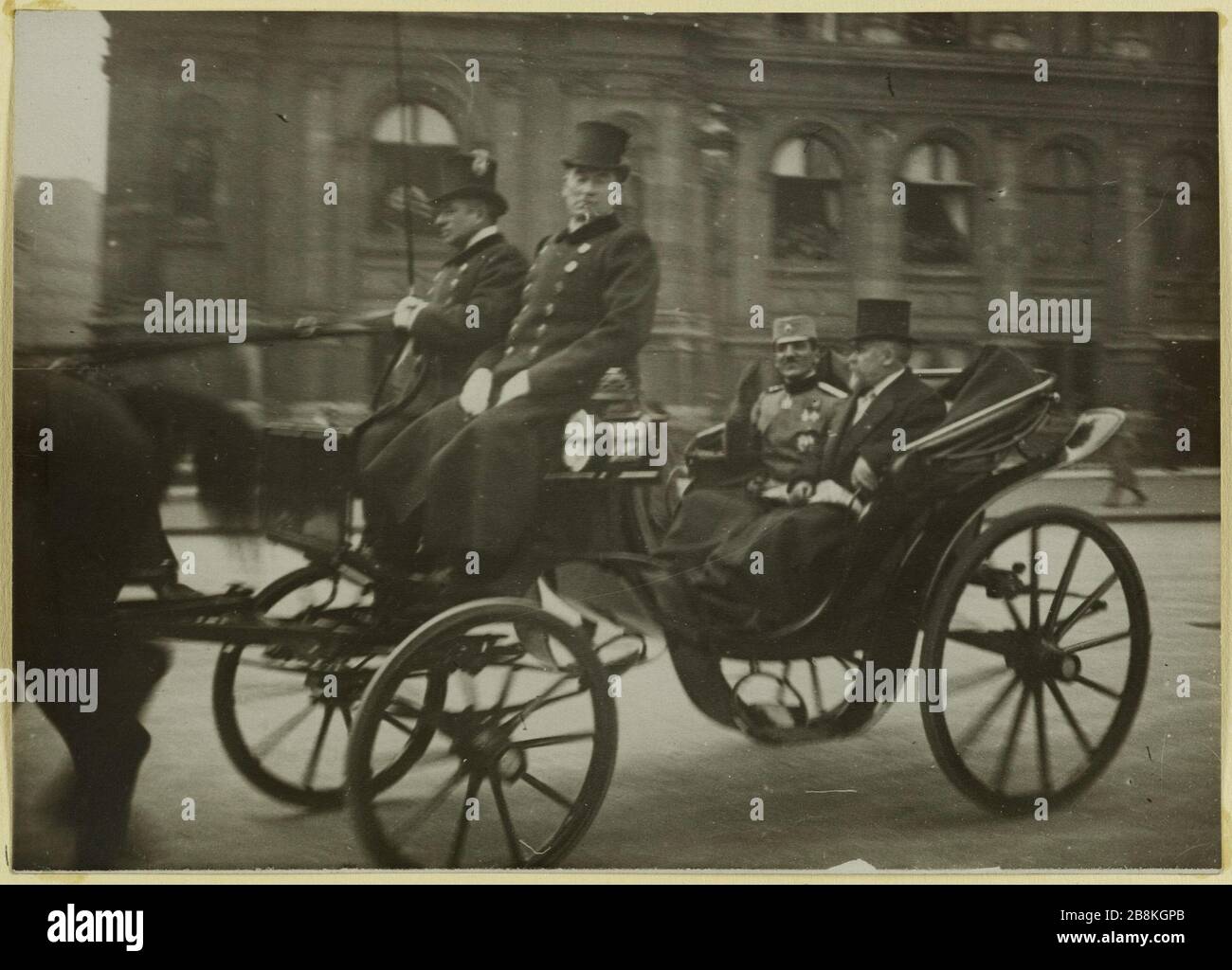 Arrivée du prince Alexander de Serbie (mars 1916), le prince et M. Poincare quittent l'hôtel de ville. Le Prince Alexander I de Serbie et le Président de la République française Raymond Poincaré quittent l'Hôtel de Ville, Paris, le 23 mars 1916 Aonyme. Arrivée du prince Alexandre de Serbie (Mars 1916) : le prince et M. Poincaré quittent l'hôtel de ville. Le prince Alexandre Ier de Serbie et le Président de la République française Raymond Poincaré quittente l'Hôtel de Ville, Paris, le 23 mars 1916. Rage au gélatino-bromure d'argent. 23 mars 1916-23 mars 1916. Paris, musée Carnavalet. Banque D'Images