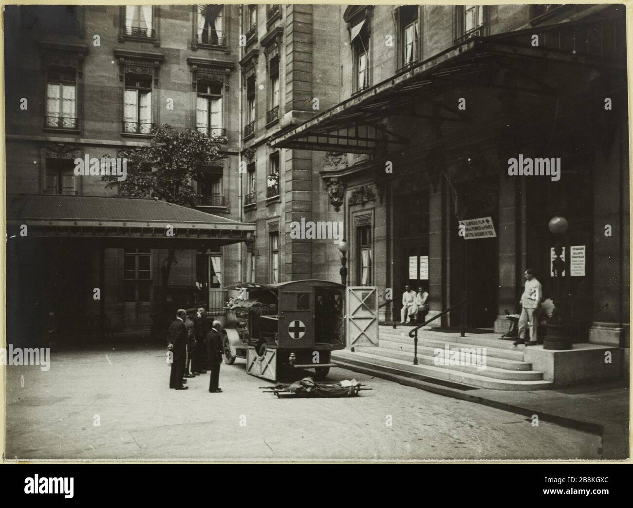 Ambulance C [ompagn] c'est-à-dire de Lyon arrivée de grièvement blessé. Arrivée de grièvement blessés dans une ambulance de la Société de Lyon (158), 88 rue Saint-Lazare 9ème arrondissement, Paris, 1914-1918 Anonyme. Ambulance de la Compagnie de Lyon : arrivée de grands Més. Arrivée de grands Rés dans une ambulance de la Compagnie de Lyon (n°158), 88 rue Saint-Lazare, 9ème arrondissement, Paris, 1914-1918. Rage au gélatino-bromure d'argent. 1914-1918. Paris, musée Carnavalet. Banque D'Images