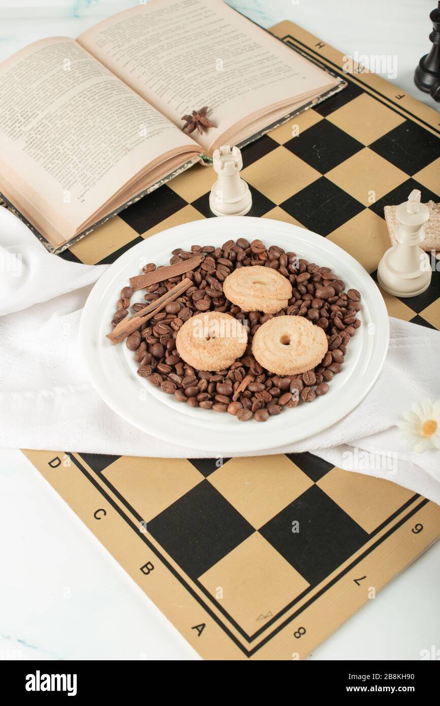 Un plateau de biscuits sur un chessboard sur une serviette blanche Banque D'Images