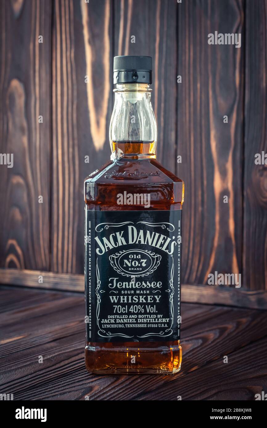 Kharkiv, Ukraine, 22 mars 2020: Une bouteille complète de whisky américain Jack Daniel sur fond de planche en bois sombre. Boisson forte. Editoria illustratif Banque D'Images