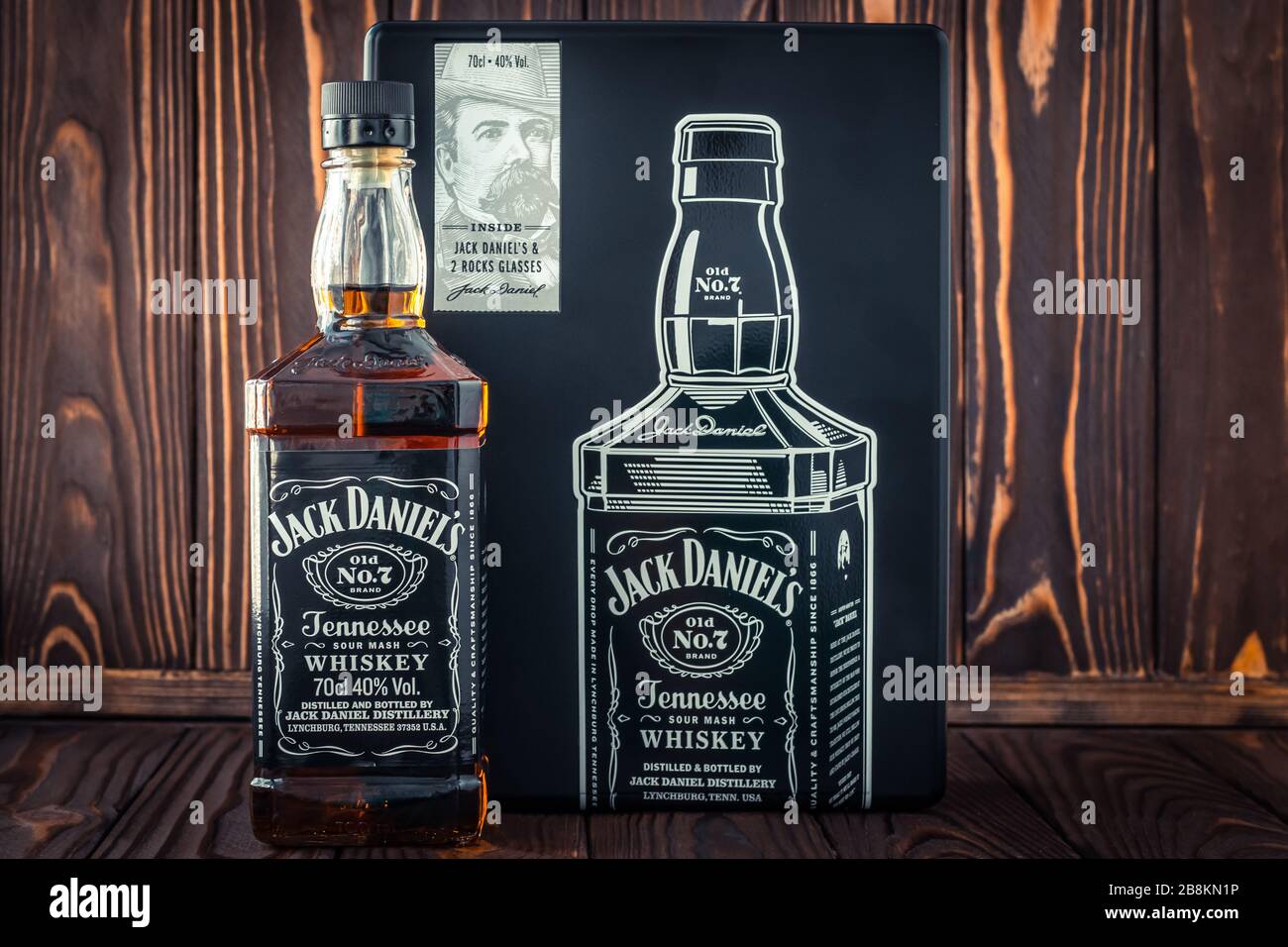 Bottle jack daniels on black Banque de photographies et d'images à haute  résolution - Alamy