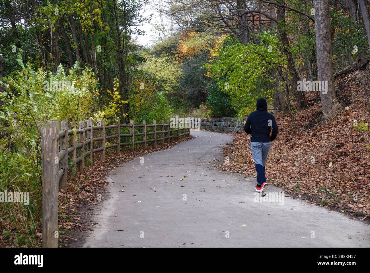 Mode de vie sain - marcher dans le parc public Banque D'Images